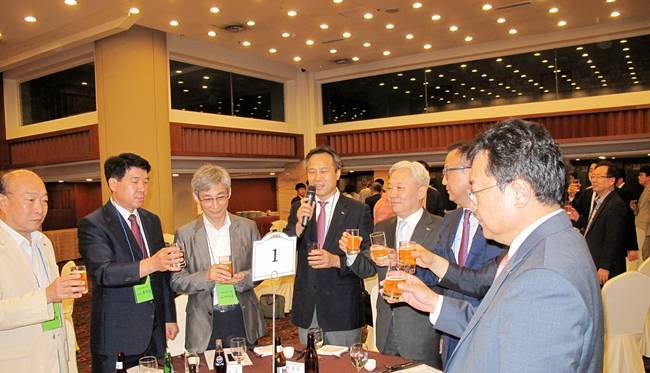 WeDEX 2015의 성공을 기원하며 박진호 공동위원장이 건배제의를 하고 있다.