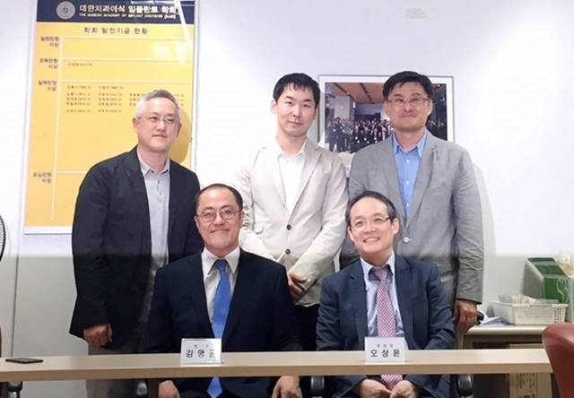 (윗줄) 송영대 총무이사, 정근영 학술이사, 박영범 교수, (아랫줄) 김영균 회장, 오상윤 부회장.