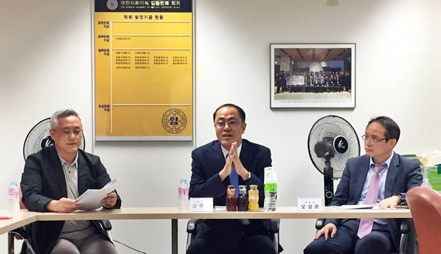 (중앙) 김영균 회장이 이식학회 활동에대해 이야기하고 있다.