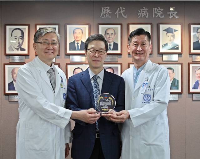 한국의료분쟁조정중재원 손호현 상임감정위원(가운데)이 허성주 병원장(오른쪽)에게 감사패를 전달하고 기념활영하는 모습.