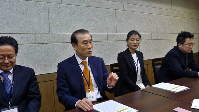 (왼족에서 두번째) 류인철 회장이 종합학술대회의 의미와 치과의사학회의 목표를 이야기하고 있다.