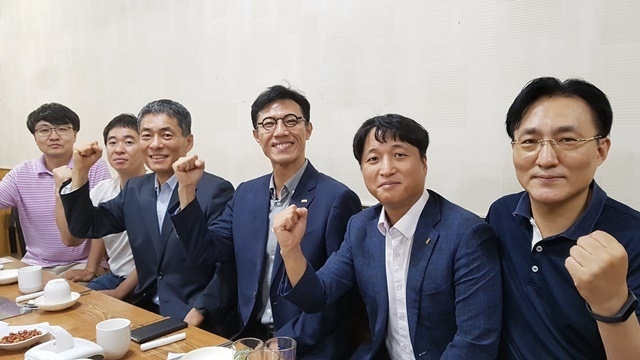 대전지부 임원들이 한달여 앞으로 다가온 CDC 준비상황을 설명한 뒤 화이팅을 외치고 있다. 왼쪽부터 정연호 자재이사, 이창주 공보이사, 조수영 회장, 김기종 조직위원장, 백승석 총무이사, 한창규 부회장.