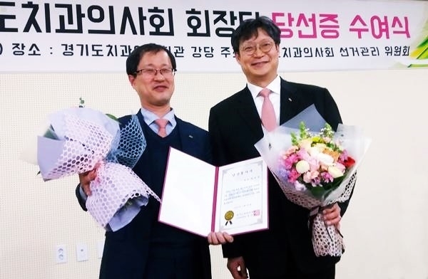 "이때는 좋았는데.." 경기지부 최유성 회장과 전선원 부회장이 지난 1월 19일 치런 보궐선거에서 승리한 뒤 당선증을 받아 들고 기뻐하고 있다.