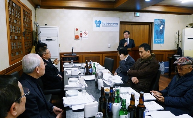 치문회 정기총회 및 치인문학 제7호 발간 기념식에 참석한 김철수 협회장이 축사를 하고 있다.