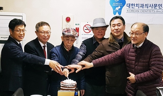 치인문학 발간 축하 케이크 컷팅식. 왼쪽부터 서치 김재호 부회장, 이상복 회장, 치문회 김영훈 초대회장, 김영진 회장, 이승룡 신임 회장, 서치 신동렬 공보이사.