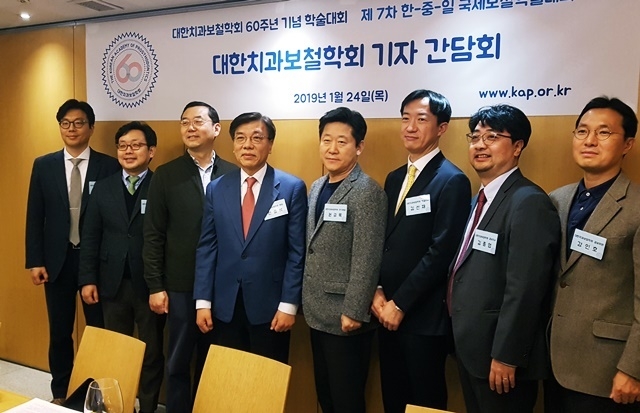 기자간담회를 마친 보철학회 임원들이 기념촬영에 나섰다. 왼쪽부터 송영균 공보위원, 김형섭 총무이사, 곽재영 부회장, 한중석 회장, 권긍록 조직위원장, 김선재 학술이사, 김종엽 공보이사, 강인호 공보위원.