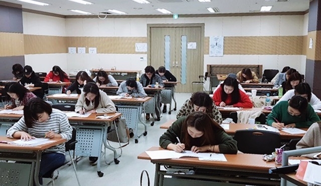 지난해 실시된 병원사무관리사 시험에서 응시자들이 진지하게 문제를 풀고 있다.