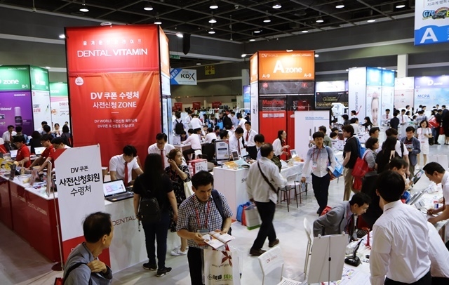 지난해 열린 KDX 2018에서 참관객들이 (주)신흥의 DV WORLD를 둘러보고 있다.