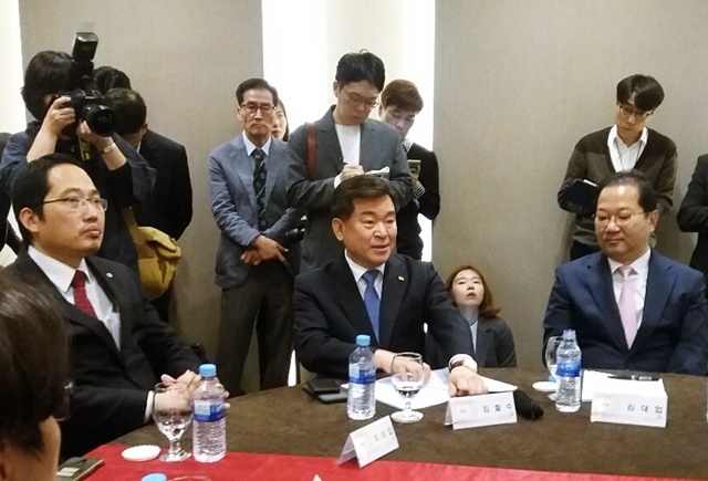 상견례에서 김철수 협회장이 인사말을 하고 있다. 왼쪽은 최대집 의협회장, 오른쪽은 김대업 약사회장.