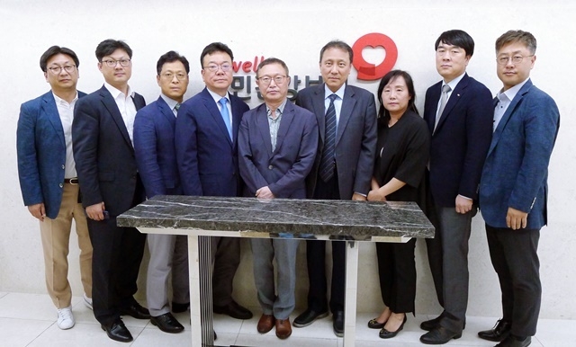 29일의 2차 협상에는 서치 임원들이 응원차 방문해 협상단과 나란히 섰다. 왼쪽부터 조정근 재무이사 , 노형길 사무총장, 김재호 부회장, 최대영 부회장 옆이 이상복 회장 그리고 맨 마지막이 함동선 총무이사.