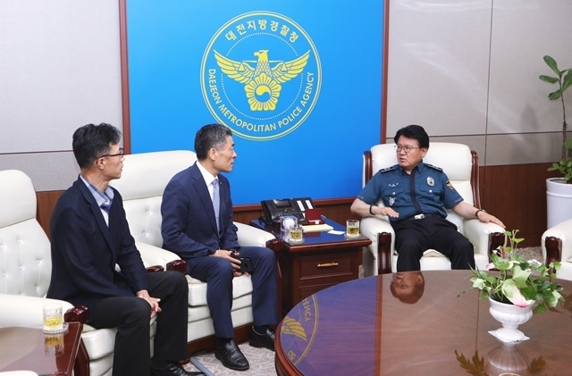 대전지부 조수영 회장(가운데)과 김기종 부회장이 황운하 대전지방경찰청장을 만나 치과내 폭력사태 예방책을 논의하고 있다.
