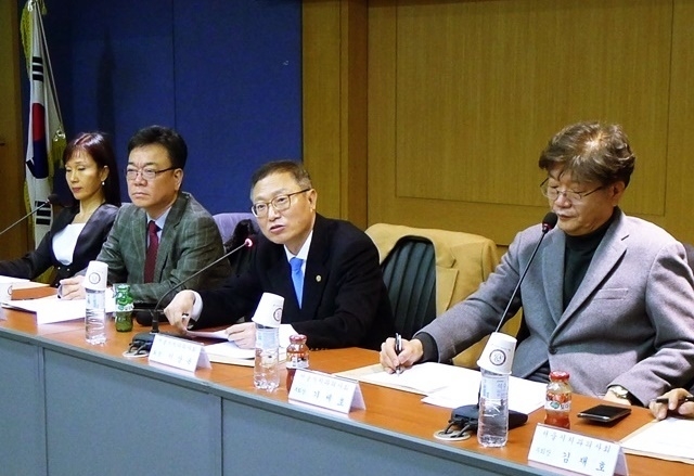 지난 SIDEX 2019를 앞두고 조직위가 기자간담회를 통해 행사 전반을 설명하고 있다. 왼쪽부터 윤정아 부회장 최대영 위원장, 이상복 회장, 기세호 SIDEX 2020 조직위원장.