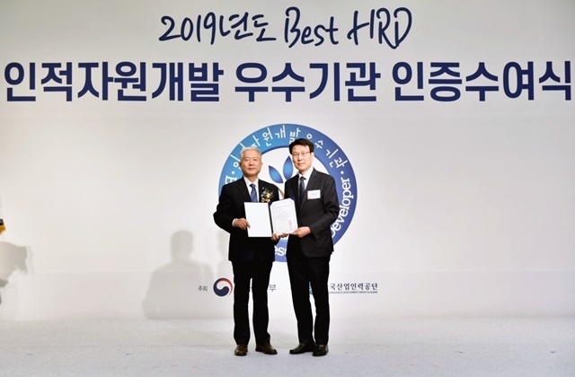 오스템임플란트 김정용 경영혁신본부장(오른쪽)이 한국산업인력공단 김동만 이사장으로부터 인증서를 전달받고 있다.