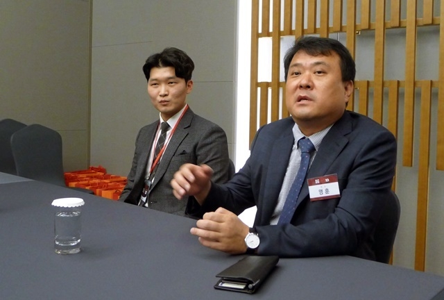 이번 포스터 전시회에서 대상을 수상한 김대동 수련의(단국대)와 명훈 심사위원장(오른쪽)이 기자들의 질문에 답하고 있다.