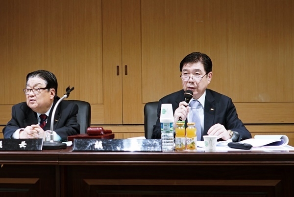 협회대상 공로상 수상자로 선정된 염정배 전 의장(오른쪽)이 대의원총회를 진행하는 모습. 왼쪽은 임용준 부의장.