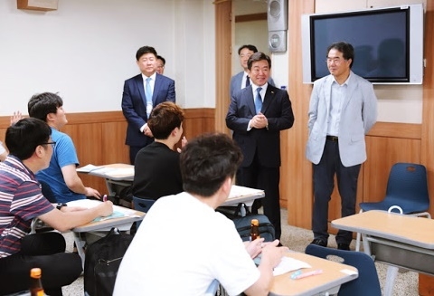 지난해 첫 통합치의학과 전문의시험장을 찾은 치협 학술팀이 응시자들을 격려하고 있다.