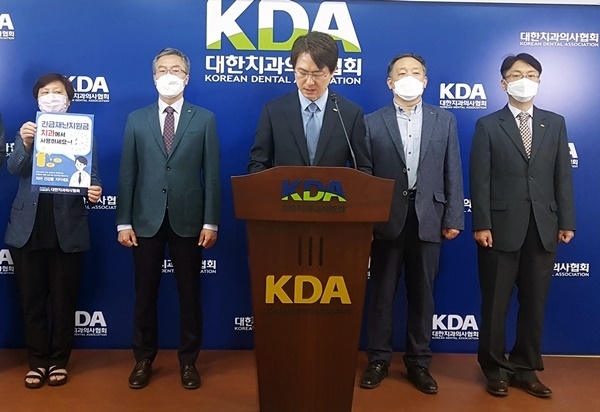 지난 1일 가진 정례 브리핑에서 회장단이 지켜보는 가운데 박종진 홍보이사가 공지내용을 브리핑하고 있다.