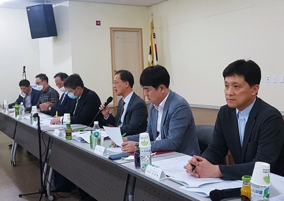 경치 최유성 회장이 지난 2일 가진 기자간담회에서 가처분 신청 결과에 관해 설명하고 있다.