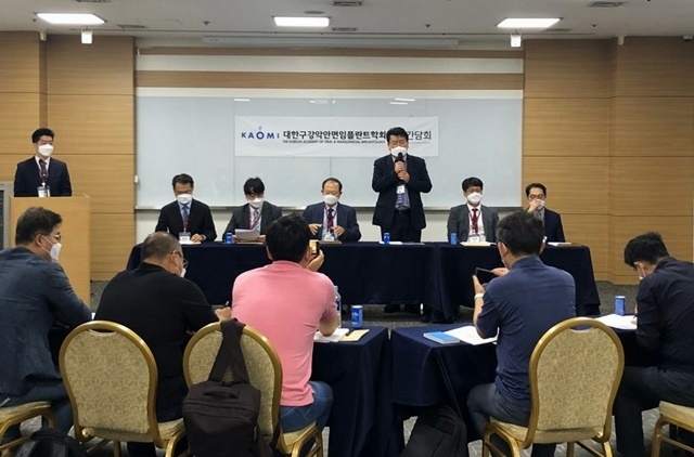 21일 오후에 가진 간담회에서 임원들이 기자들의 질문에 답하고 있다. 왼쪽부터 이주환 공보이사, 백상현 총무이사, 김종엽 부회장, 장명진 회장, 김남윤 조직위원장, 김현종 학술이사. 박정현 섭외이사.