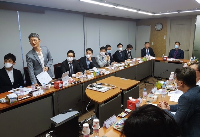교정학회 집행부가 지난 5월 가진 기자간담회에서 오프라인 행사를 전제로 제53회 학술대회를 설명하고 있다. 학회는 이후 온라인 대회로 이를 전환하면서도 프리콩그레스 날짜만 조종했을 뿐 일정과 프로그램을 대부분 그대로 갖고 갔다. 
