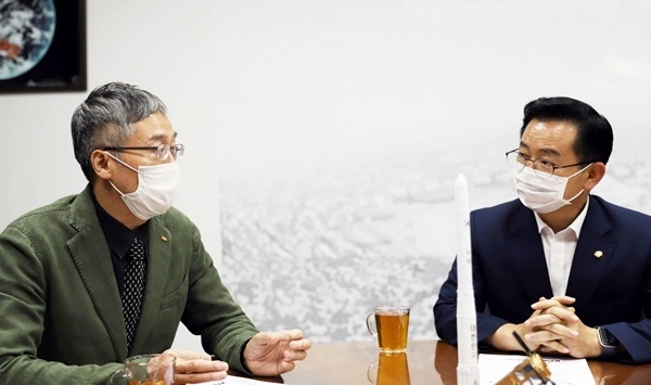 이상훈 협회장과 이용빈 의원(오른쪽).