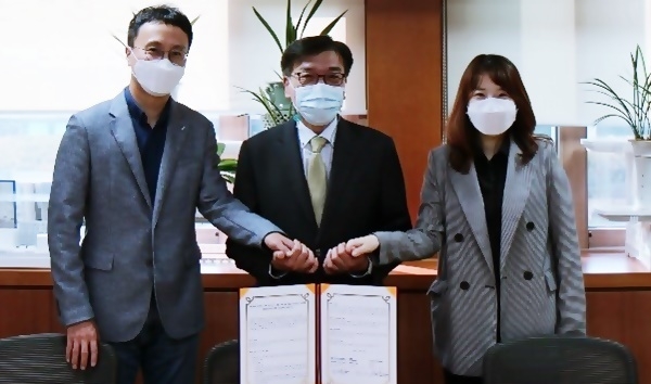협약식에서 손을 맞잡은 세 기관 대표들. 왼쪽부터 김효 네이버웨일 리더, 한중석 원장, 이언주 엔에스데블 대표.