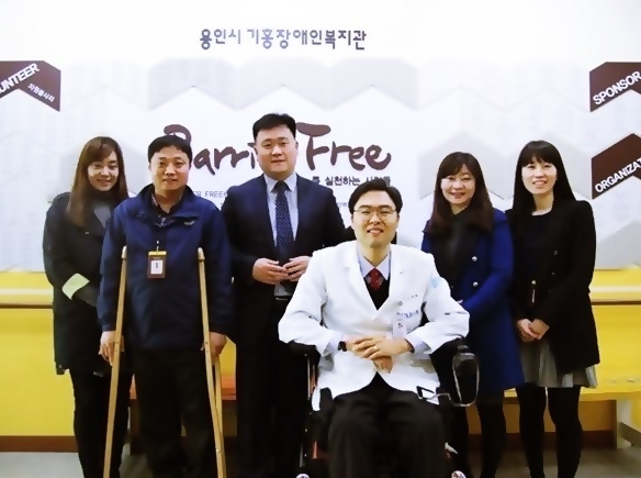 2019년 제8회 윤광열치과의료봉사상은 수상자인 이규환 교수가 기흥장애인복지관 식구들과 환하게 웃고 있다.