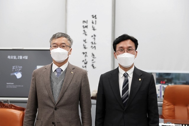 이상훈 협회장(왼쪽)과 김민석 국회 보건복지위원장이 나란히 포즈를 취했다.