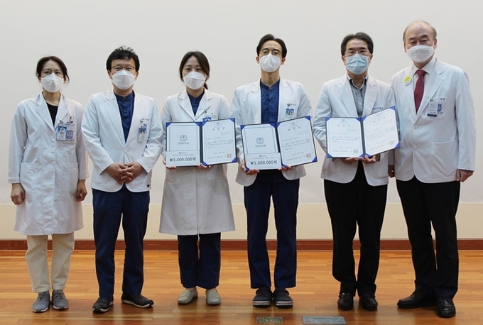 (오른쪽에서 왼쪽으로) 구영 병원장, 구강악안면외과 이종호 교수, 치과보존과 서덕규 교수, 원스톱협진센터 유연지 진료교수, 이인복 치의생명과학연구원장, 박주영 연구전략기획담당교수.