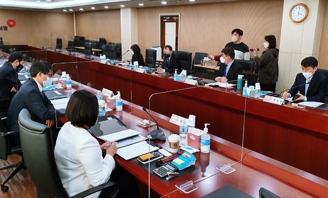 치협 수가협상단이 지난달 중순 공단측 협상단과 상견례를 겸한 1차 협상을 갖고 있다.