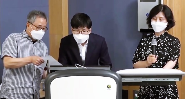 치협회관에서 진행된 7.12 보궐선거 개표행사에서 선관위원과 담당 직원이 세 후보의 키값을 맞추고 있다. 