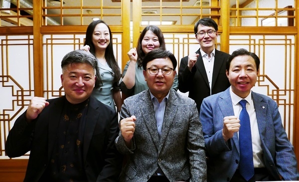 치과의료정책연구원 임직원. 앞줄 왼쪽부터 정재호 정책이사, 김영만 원장, 김성균 부원장. 