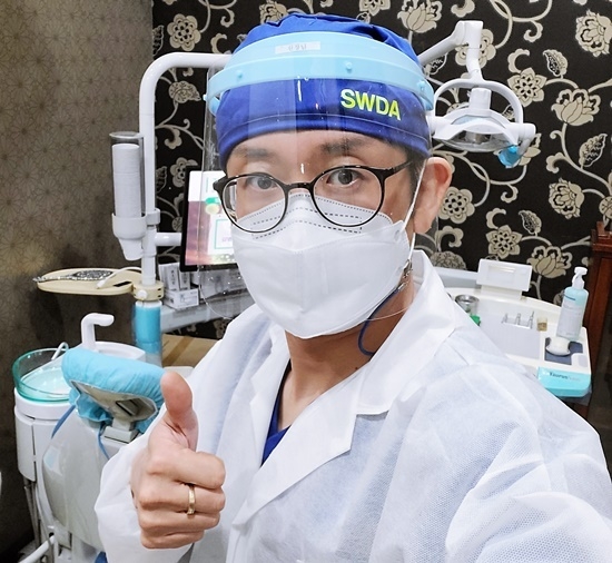 수원시치과의사회 민봉기 총무이사가 SWDA 수술모를 착용한 모습.
