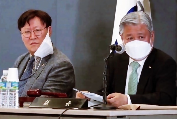 비대면 대의원총회에서 우종윤 의장(오른쪽)과 윤두중 부의장이 본회의를 진행하고 있다.