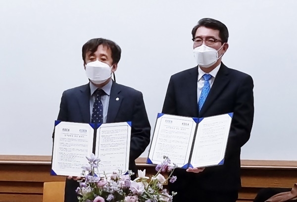 치의학회 김철환 회장(오른쪽)과 치대치전원협회 김의성 이사장이 협약서를 펼쳐 보이고 있다.