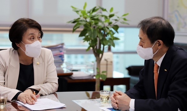 면담 중인 박태근 협회장(오른쪽)과 정춘숙 의원.