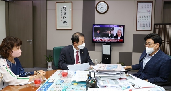 왼쪽부터 치협 신은섭 부회장, 박태근 협회장, 이명수 의원.