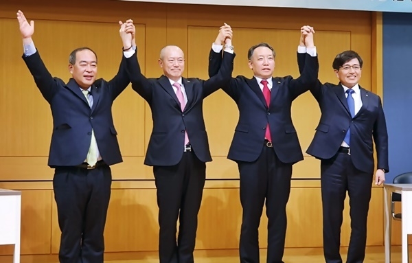 협회장 입후보자들이 손을 맞잡고 선전을 다짐하고 있다. 왼쪽부터 최치원, 박태근, 장재완, 김민겸 후보.