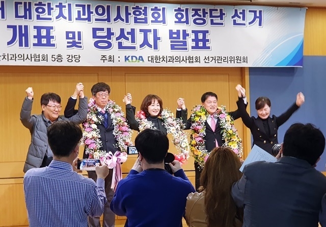 부회장 당선인들이 기자들 앞에서 두팔을 번쩍 치켜 올렸다. 정작 박태근 회장 당선인은 이 자리에 참석하지 못했다.