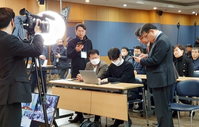 김종훈 선관위원장과 양 캠프 관계자가 개표를 위해 키값을 입력하는 한참 동안 개표장에는 정적이 흘렀다.