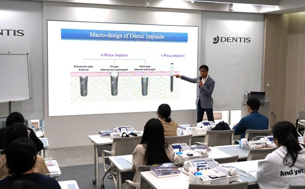 임필 원장이 'IMPLANT BASIC 연수회’ 1회차 강연을 진행하고 있다.