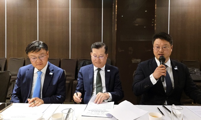 지난 기자간담회에서 SIDEX 2025 준비상황을 설명하고 있다.. 왼쪽부터 신동열 조직위원장, 강현구 대회장, 정기훈 사무총장.