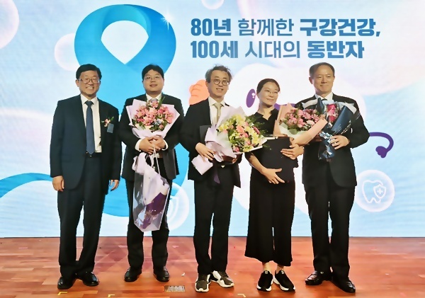 왼쪽에서 세번째가 김현철 병원장, 네번째가 우미나 치과의사.