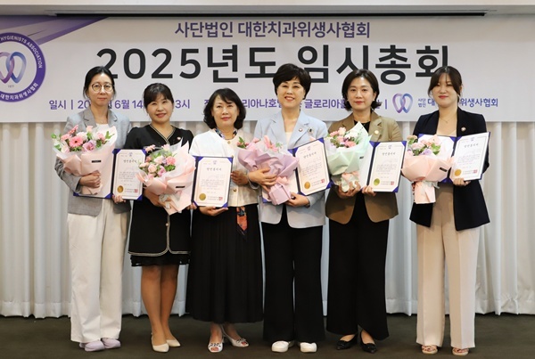 축하를 받고 있는 치위협 제20대 회장단 당선자들. 왼쪽부터 한지형 부회장 당선자, 유은미 부회장 당선자, 박금자 선관위원장, 박정란 회장 당선자, 강경희 부회장 당선자, 전기하 부회장 당선자.