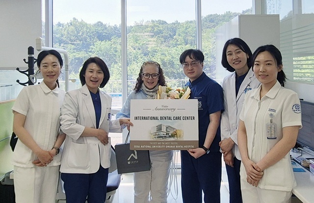 IDS를 제공받은 외국인환자와 기념촬영. 백연화 진료부장(오른쪽에서 두 번째)과 김윤정 교육연구부장(왼쪽에서 두 번째), 김웅규 교수(오른쪽에서 세 번째) 그리고 IDS 전담 치과위생사들과 외국인 환자 babara(왼쪽에서 세 번째)씨.