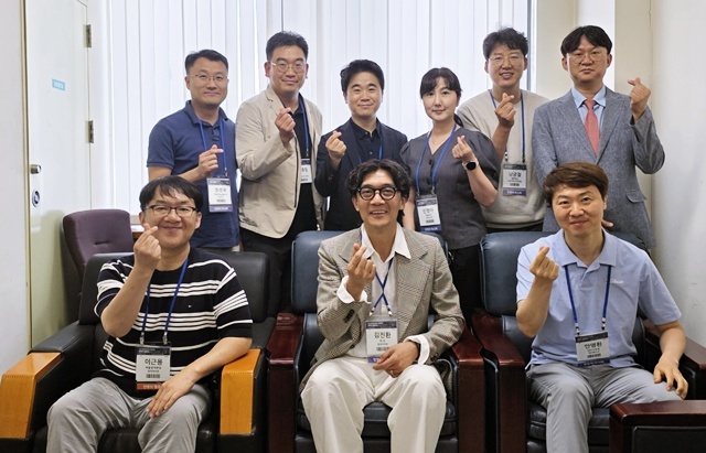 사진 앞줄 왼쪽부터 심미치과학회 이근용 부산울산경남지부장, 김진환 회장, 안명환 대구경북지부장.