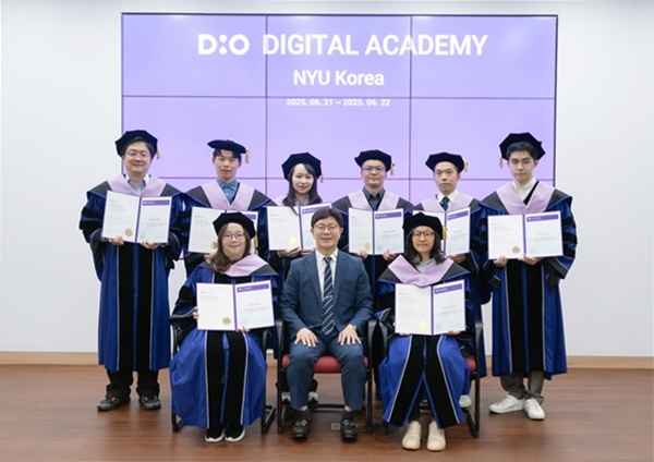 6월 21~22일 디오 본사에서 진행된 ‘Global DDA NYU Korea에 참가한 대만 치과의사들이 수료증을 들어보이고 있다.