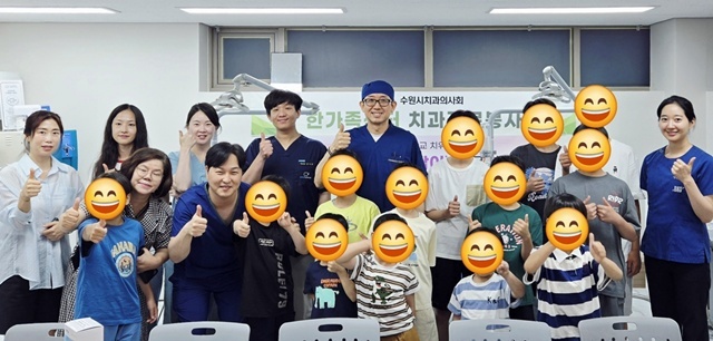 수원분회 봉사팀이 진료 후 아이들과 사진촬영에 나섰다. 뒷줄 왼쪽 세번째부터 심도희 선생, 장도훈 선생, 민봉기 회장 그리고 맨 오른쪽이 우승희 선생이다. 심 선생 앞이 한윤범 총무이사.