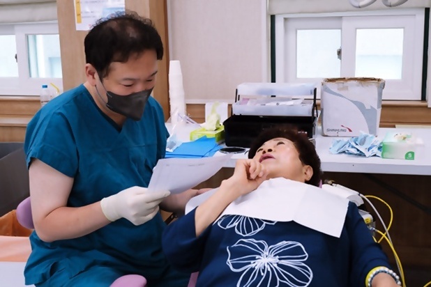서울대치과병원 구강악안면외과 한정준 교수와 봉사단이 구로구를 찾아 진료봉사에 나섰다.