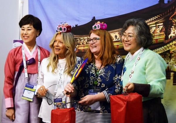 ISDH 2022에 참가한 당시 박정란 부회장(왼쪽)과 황윤숙 회장이 외국 참가자들과 나란히 포즈를 취했다.